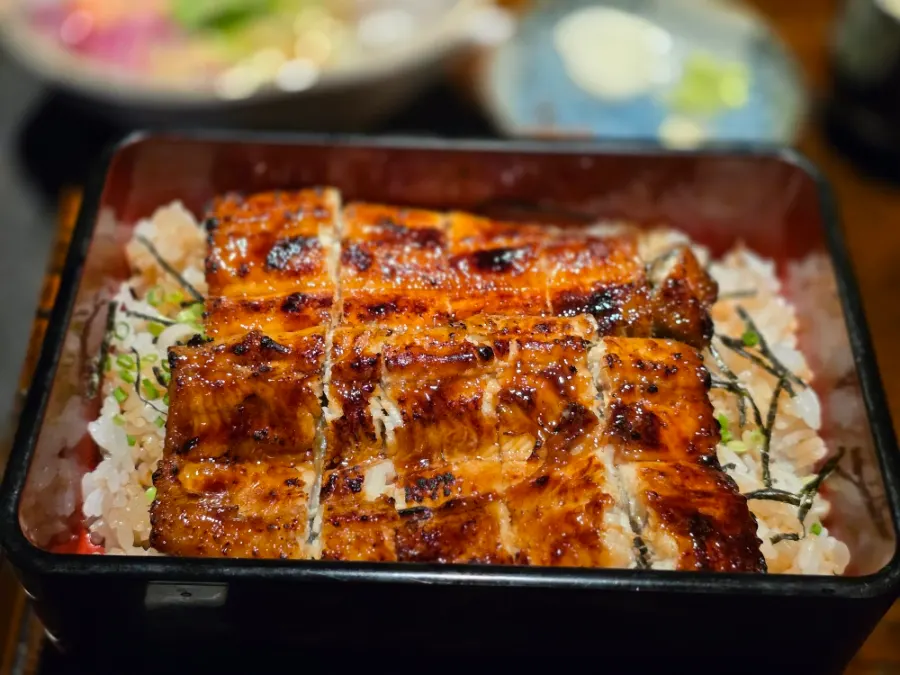 Tender and clean-tasting eel rice bowl