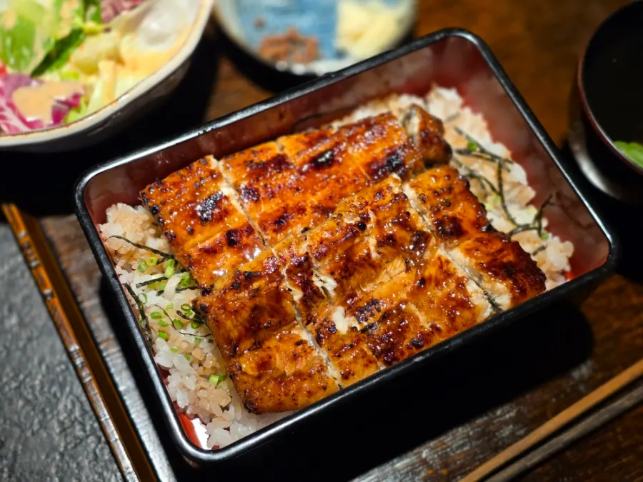 Nicely sticky rice in the eel rice bowl