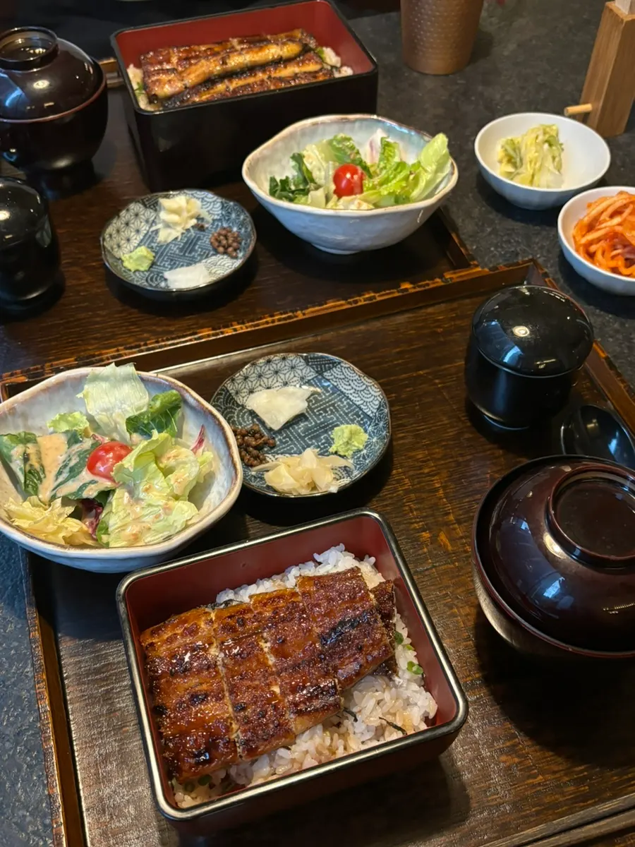 Neatly presented eel rice bowl set