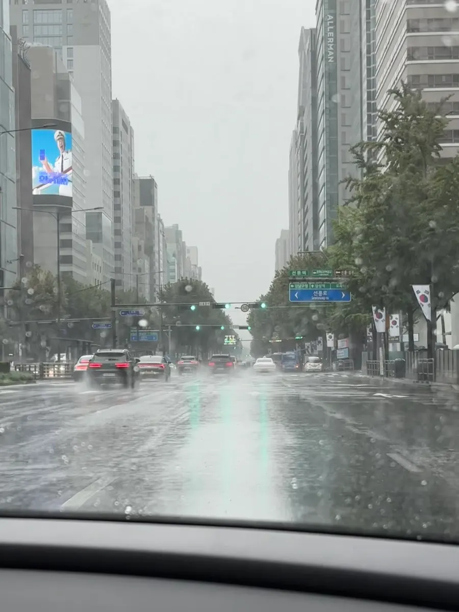 Manmok's atmosphere on a rainy weekday