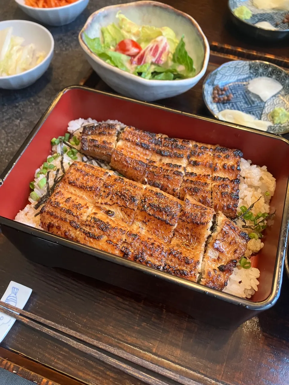 Whole-eel rice bowl with seasoned shredded radish and baek-kimchi