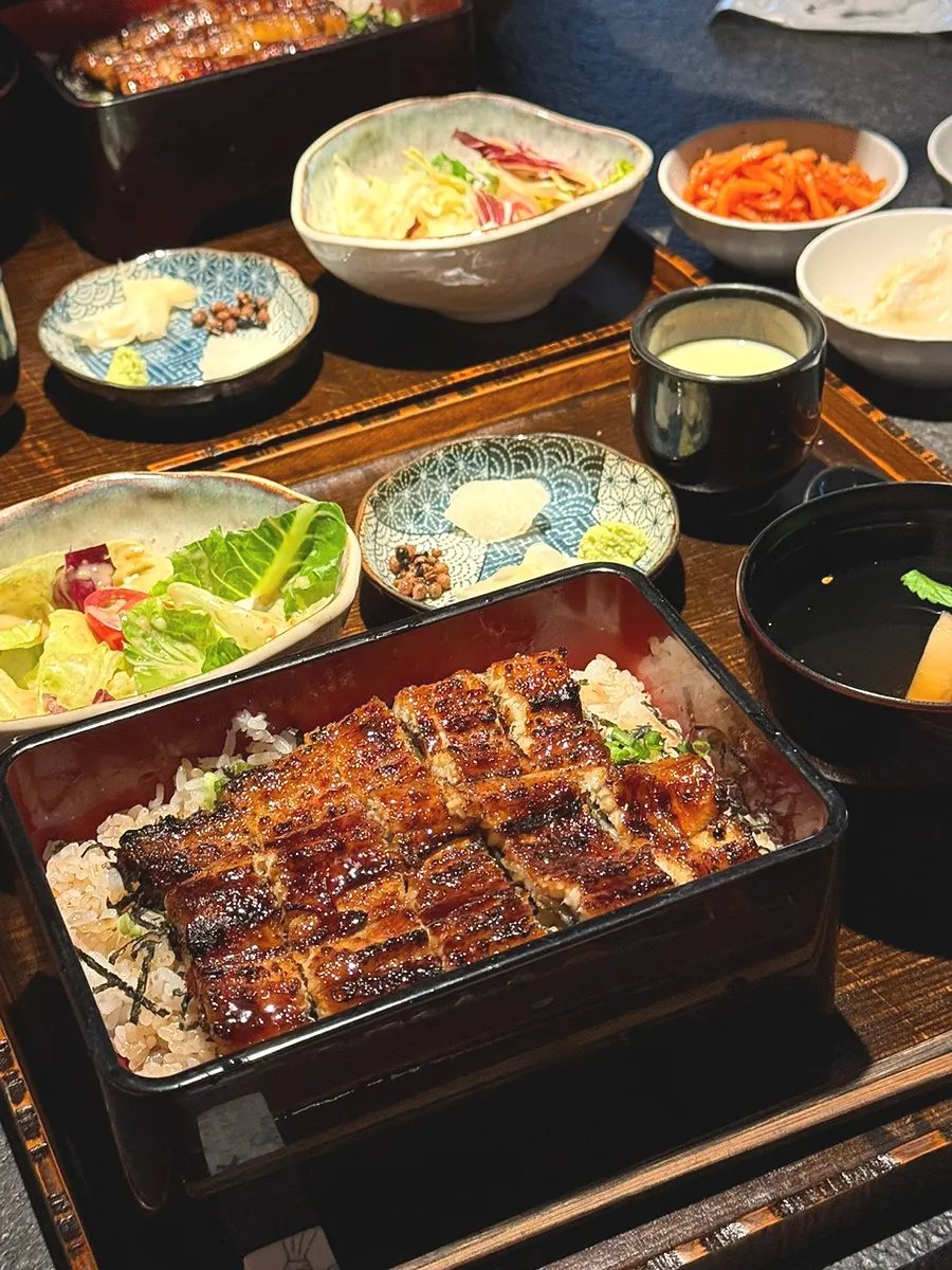 Side dishes served with eel rice bowl