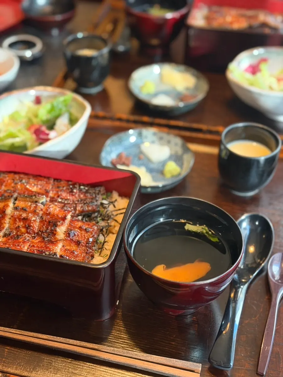 The ₩39,000 whole-eel rice bowl portion
