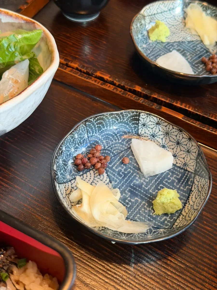 The array of side dishes served with the eel rice bowl