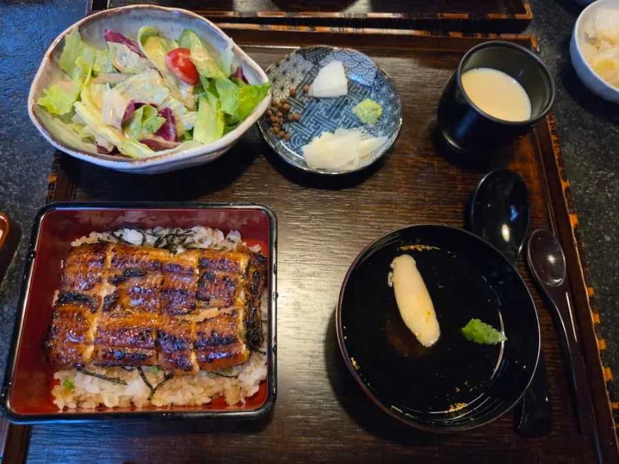 Glossy eel rice bowl paired with the draft beer