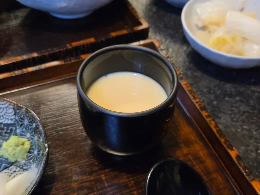 The half-portion eel rice bowl set laid out