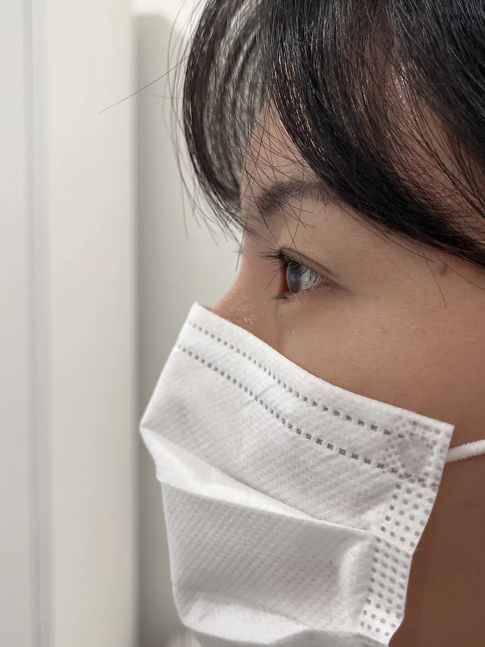 Side view of curl-less lashes before treatment