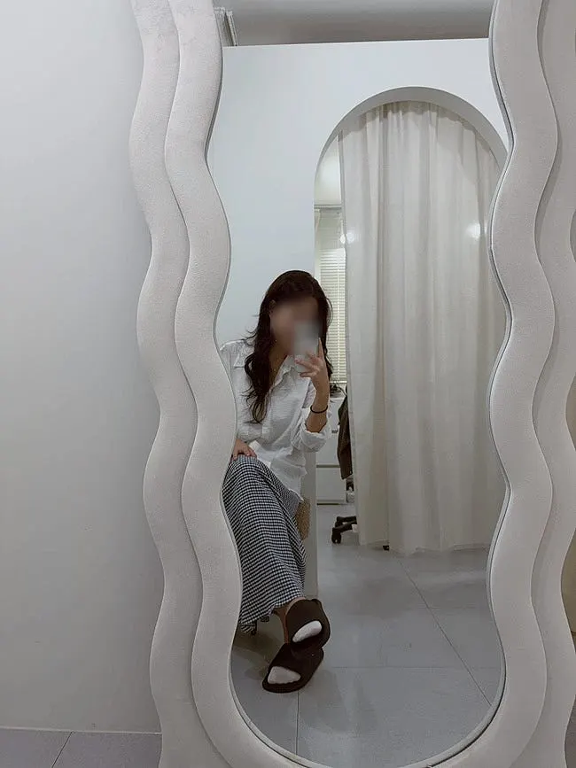 시술 전 속눈썹 상태 확인 장면