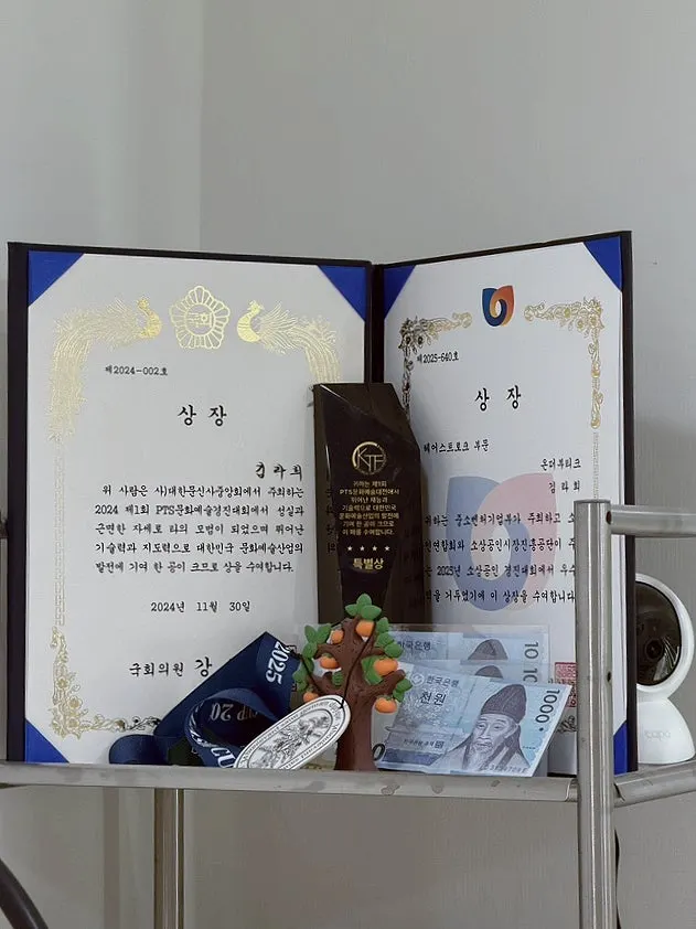 라희 원장님과 디자인 상담하는 모습