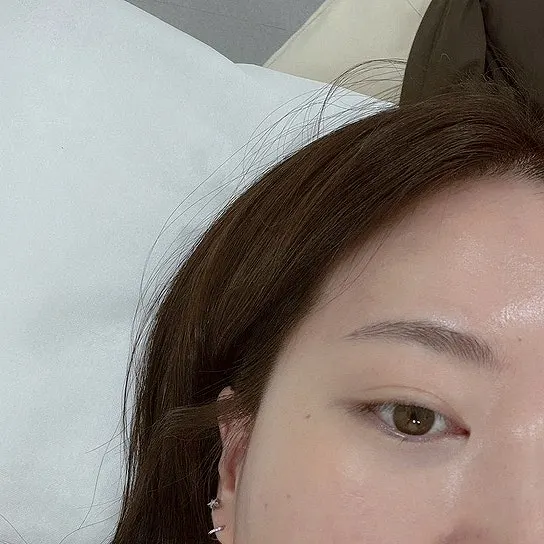 속눈썹펌 시술 중 눈을 감고 있는 모습