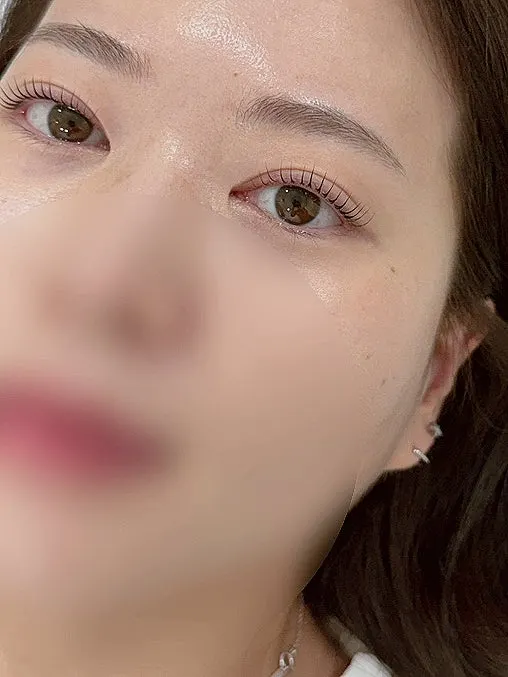 자연스럽게 올라간 속눈썹 컬 클로즈업