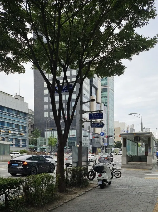 Walking route from Exit 4 of Seonjeongneung Station to On The Boutique