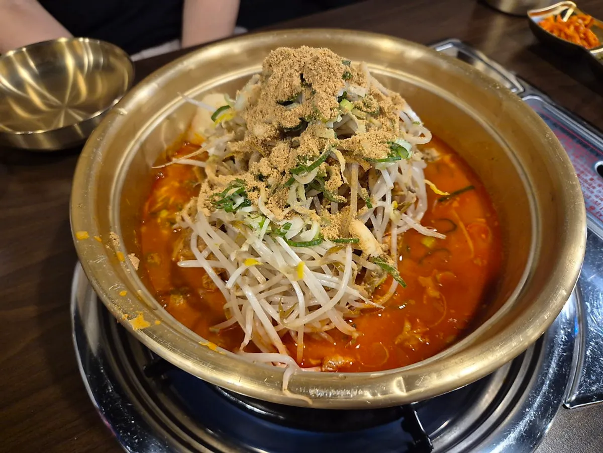 숙주 위에 콩가루가 올라간 양은 냄비 감자전골