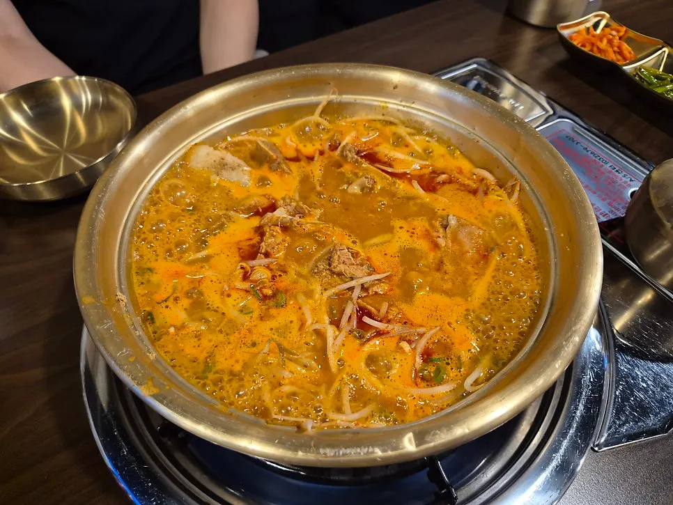 직화로 끓고 있는 감자전골 냄비