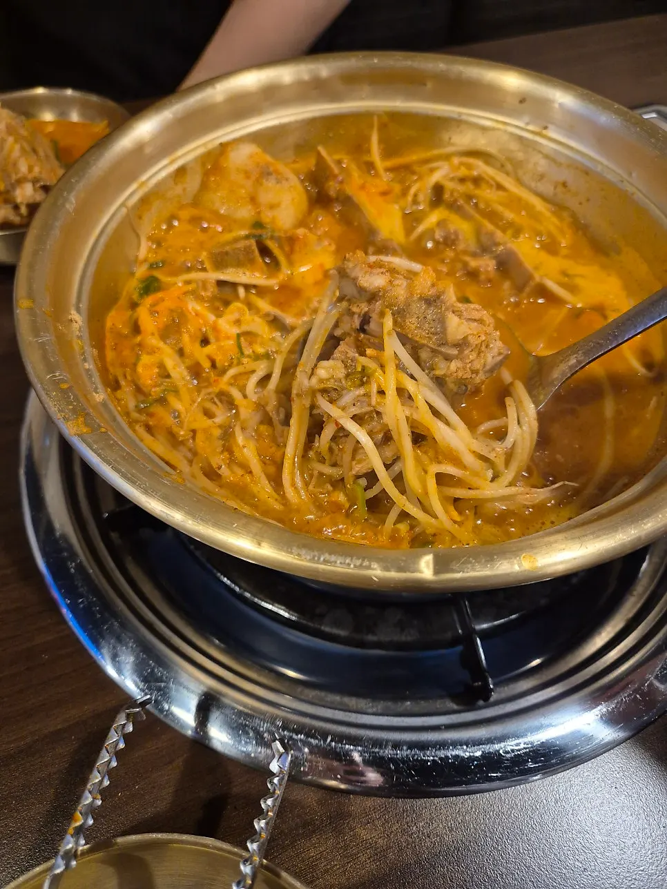 콩가루와 함께 비벼진 감자전골 국물과 고기