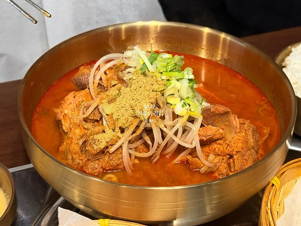 큼직한 그릇의 감자탕 한 상