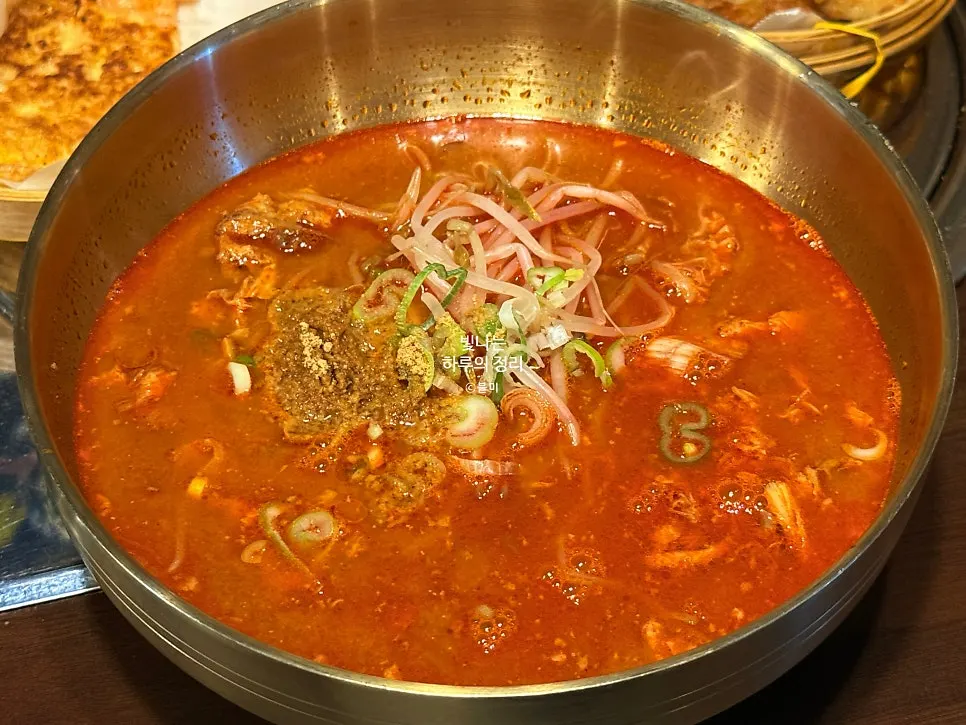 감자탕 속 포슬포슬한 감자 사진
