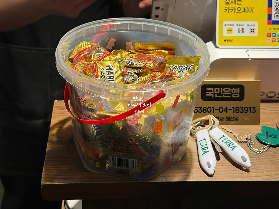 꼬치에 꽂힌 계란옷 새우전