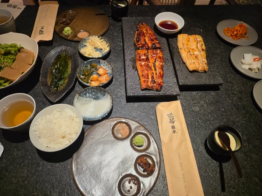 Manmok's evening grilled eel table setting