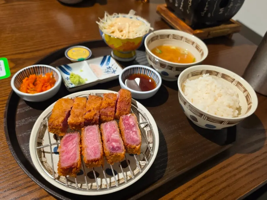 매장 벽에 걸린 사진 액자
