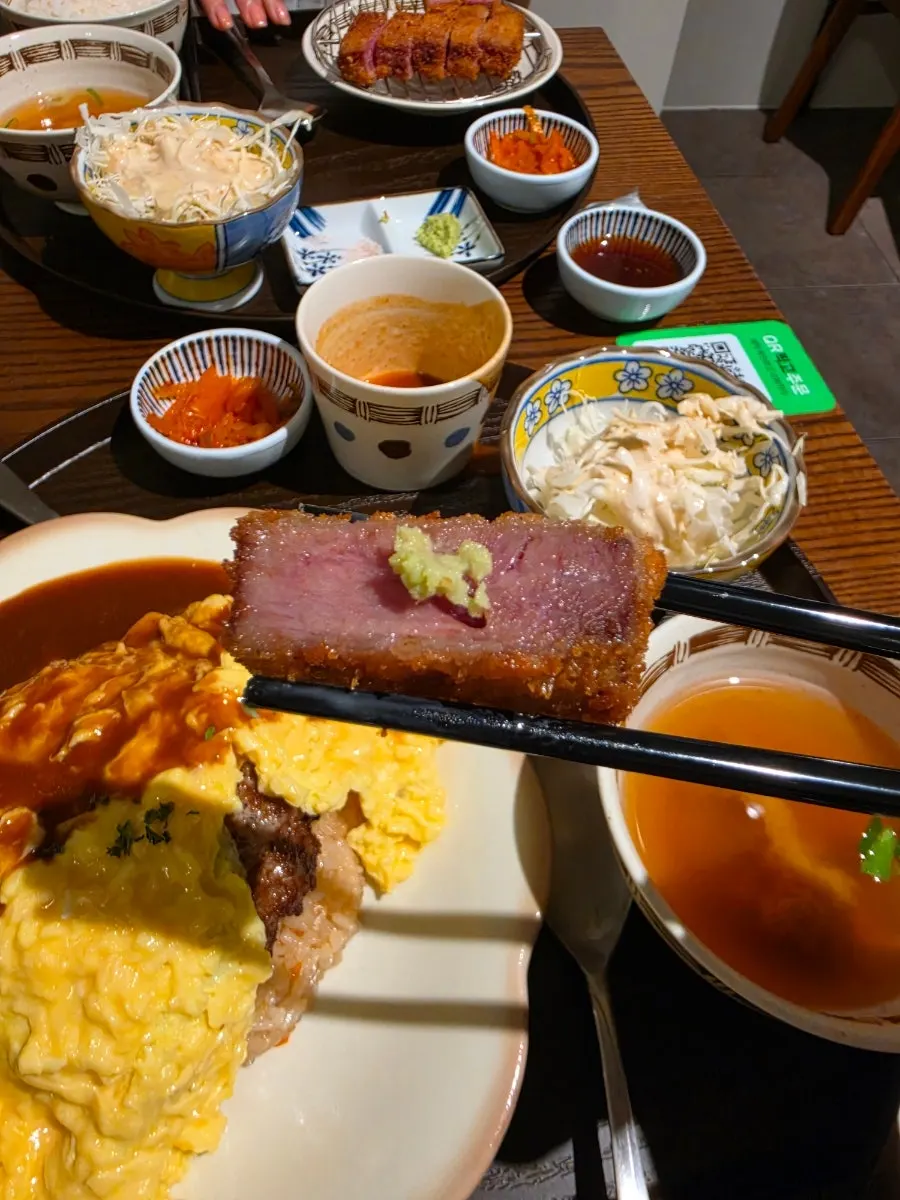 화로 불에 구워지는 규카츠 단면