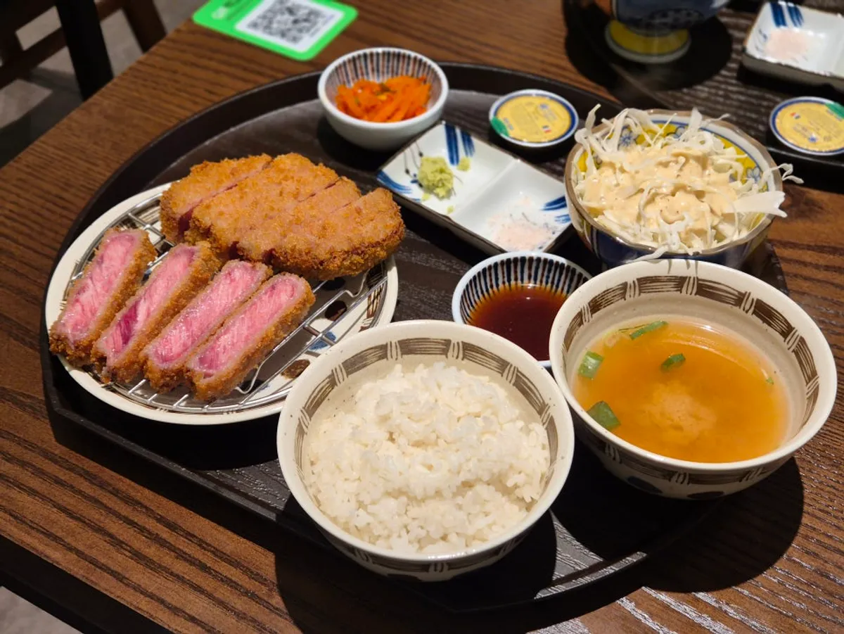 Signature photo of the gyukatsu spread at Gyuen Dang Seolleung Branch