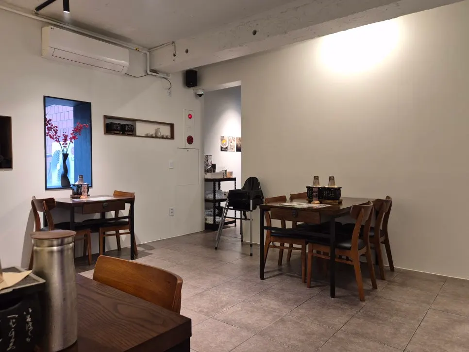 Clean interior of Gyuen Dang Seolleung Branch
