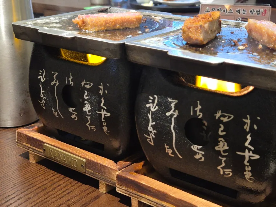 The charcoal grill set on the table for grilling gyukatsu