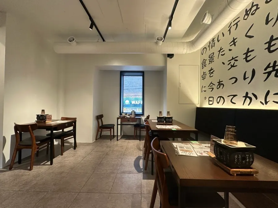 Calm restaurant atmosphere suited to solo dining