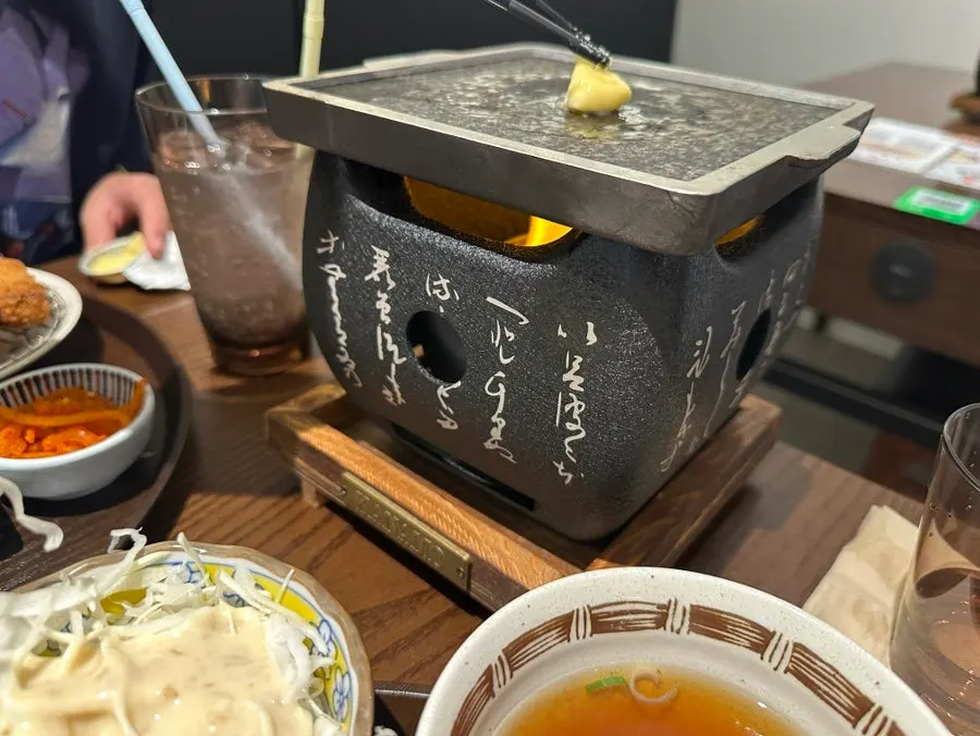 Gyukatsu grilling on a tabletop charcoal grill