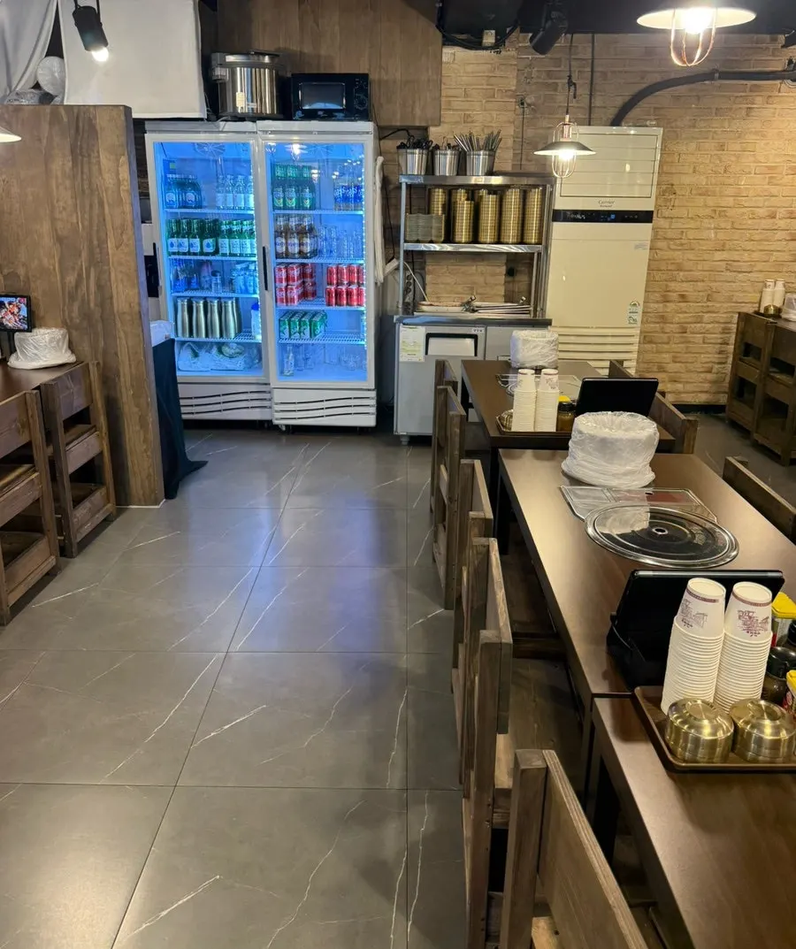 Interior of Haeseonok Seolleung Branch with a 40-year traditional feel