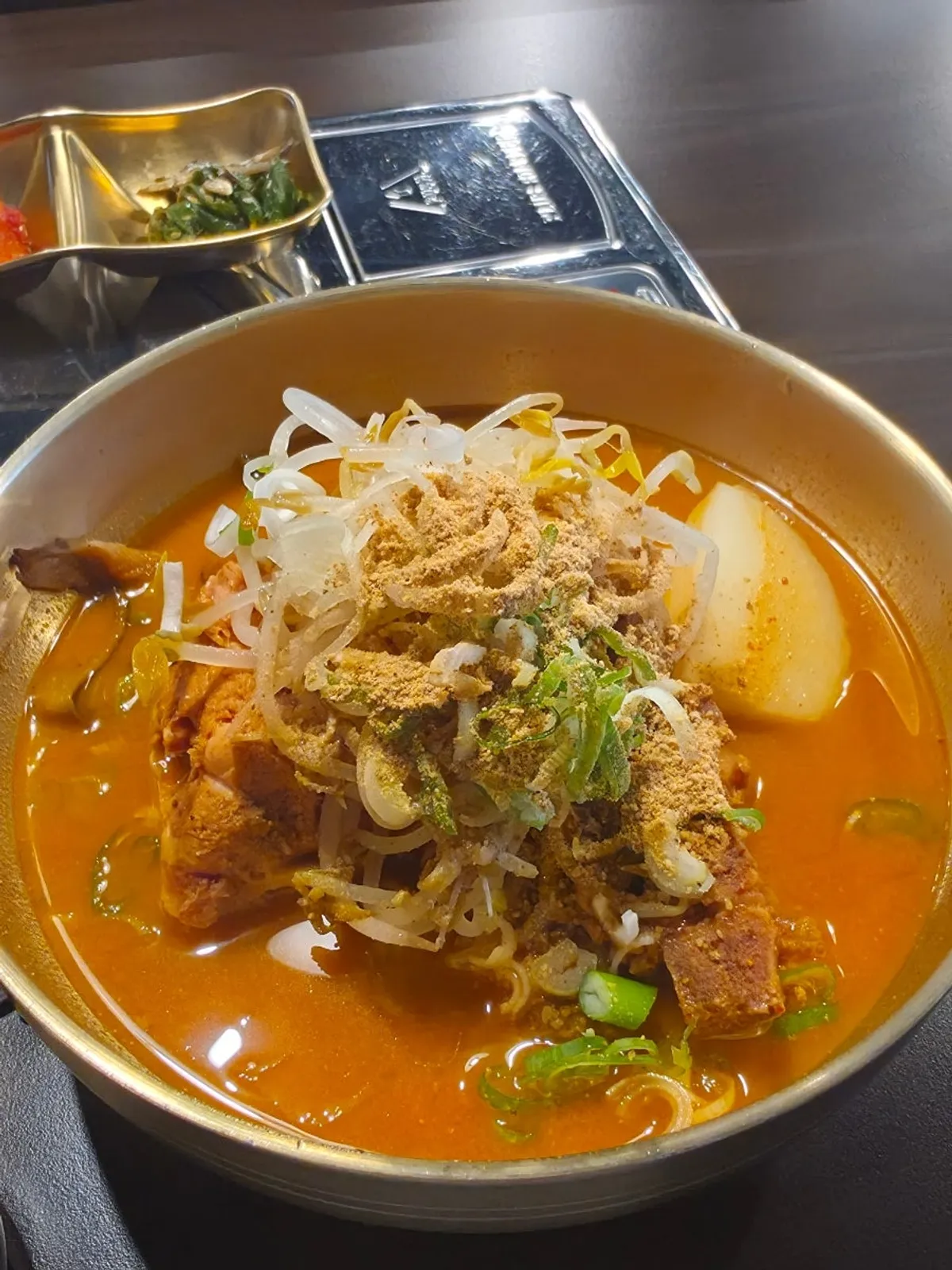 콩가루 올라간 1인 능이한방감자탕