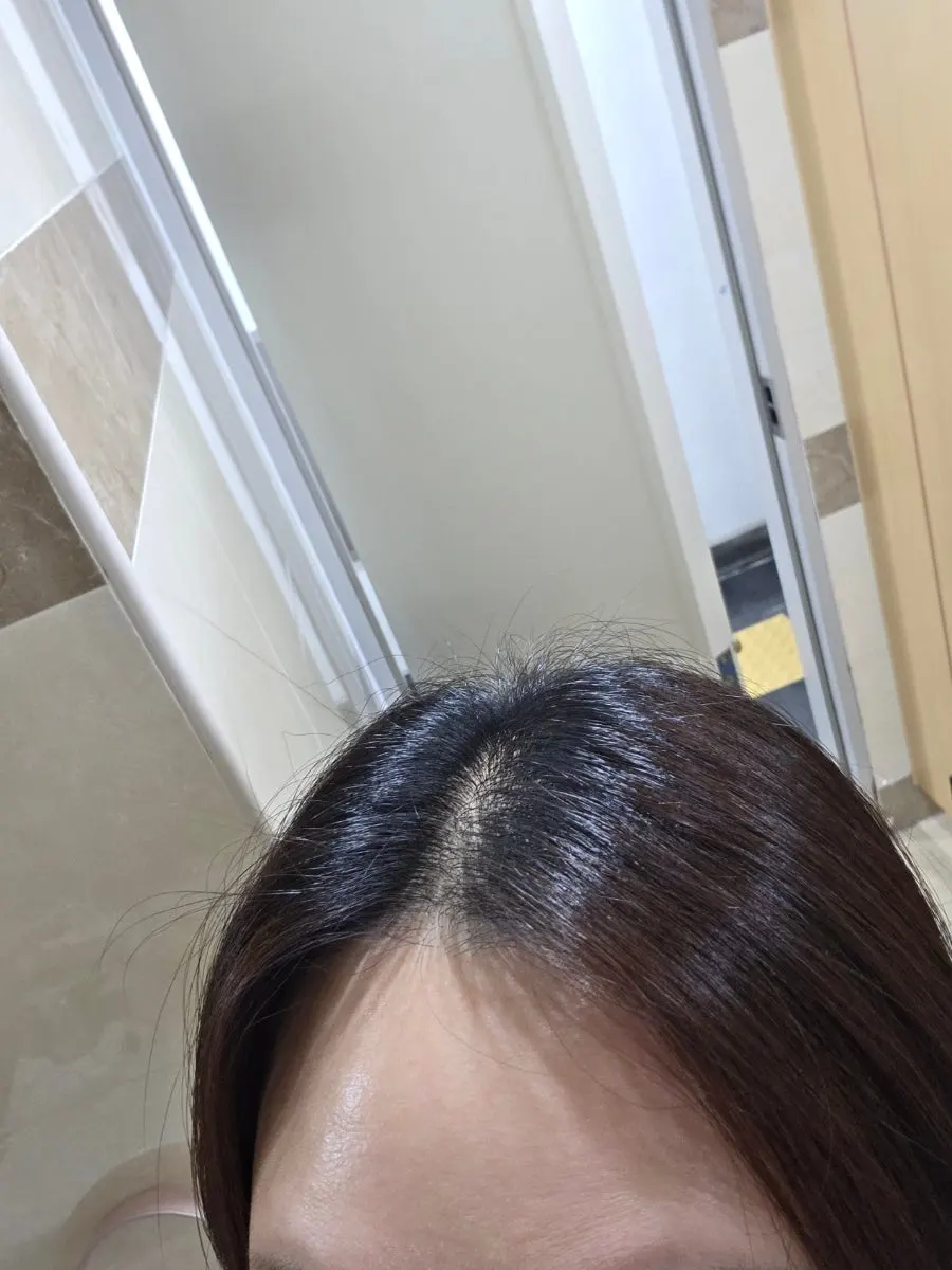 염색 전 뿌리가 자라난 머리 상태