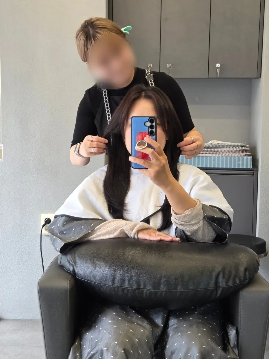 주영 디자이너의 뿌리 염색 시술 장면