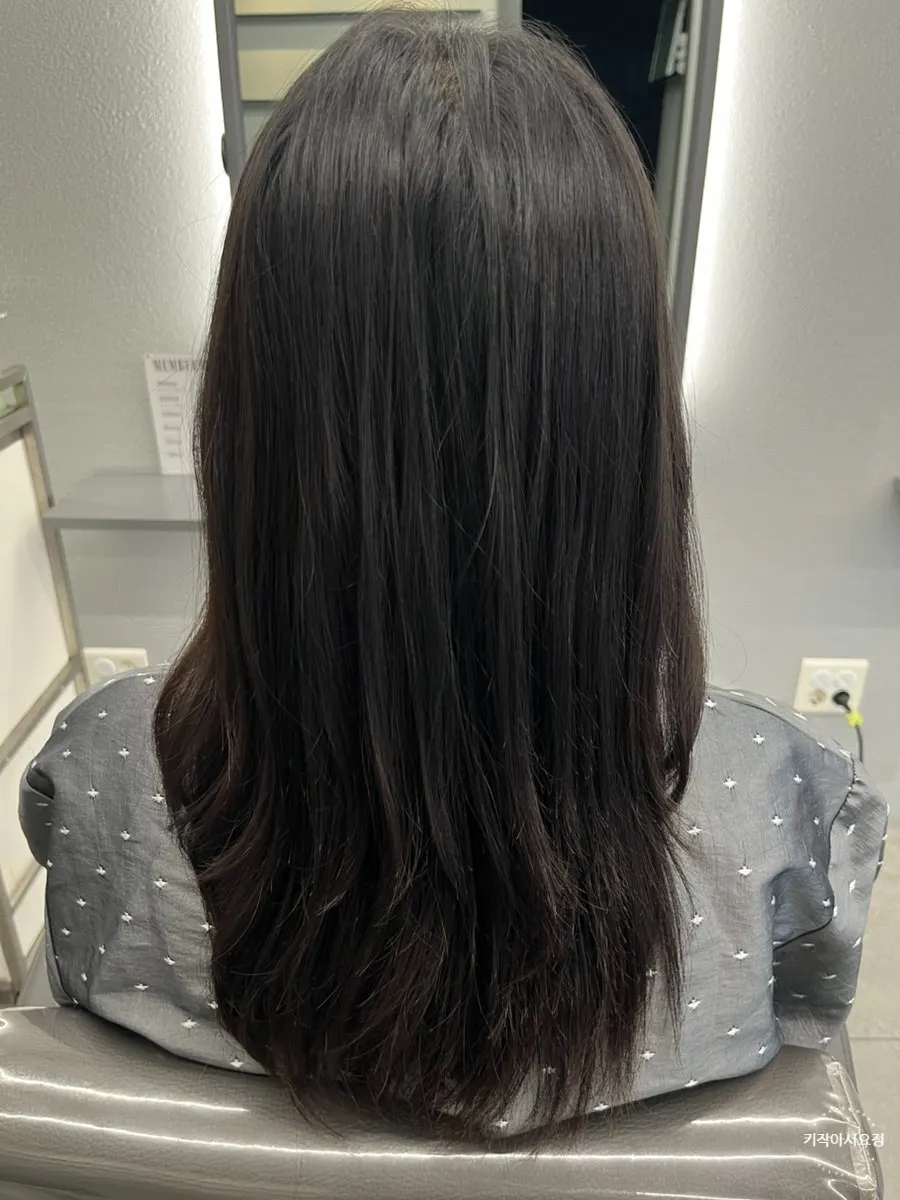Dry, rough hair ends before the clinic treatment