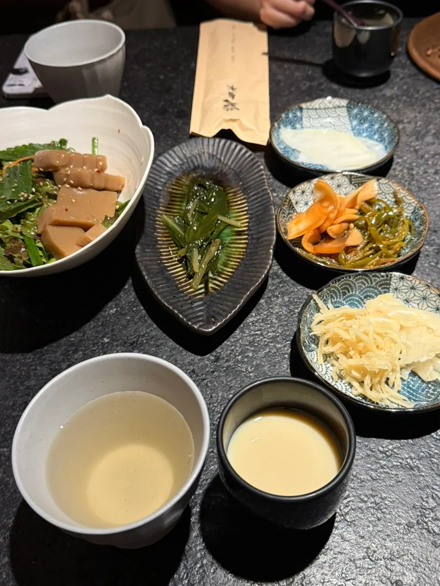 Piring banchan dasar Manmok yang tertata rapi