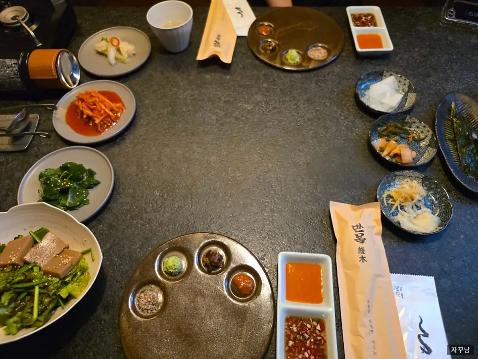 무생채와 도토리묵 무침 등 만목 밑반찬