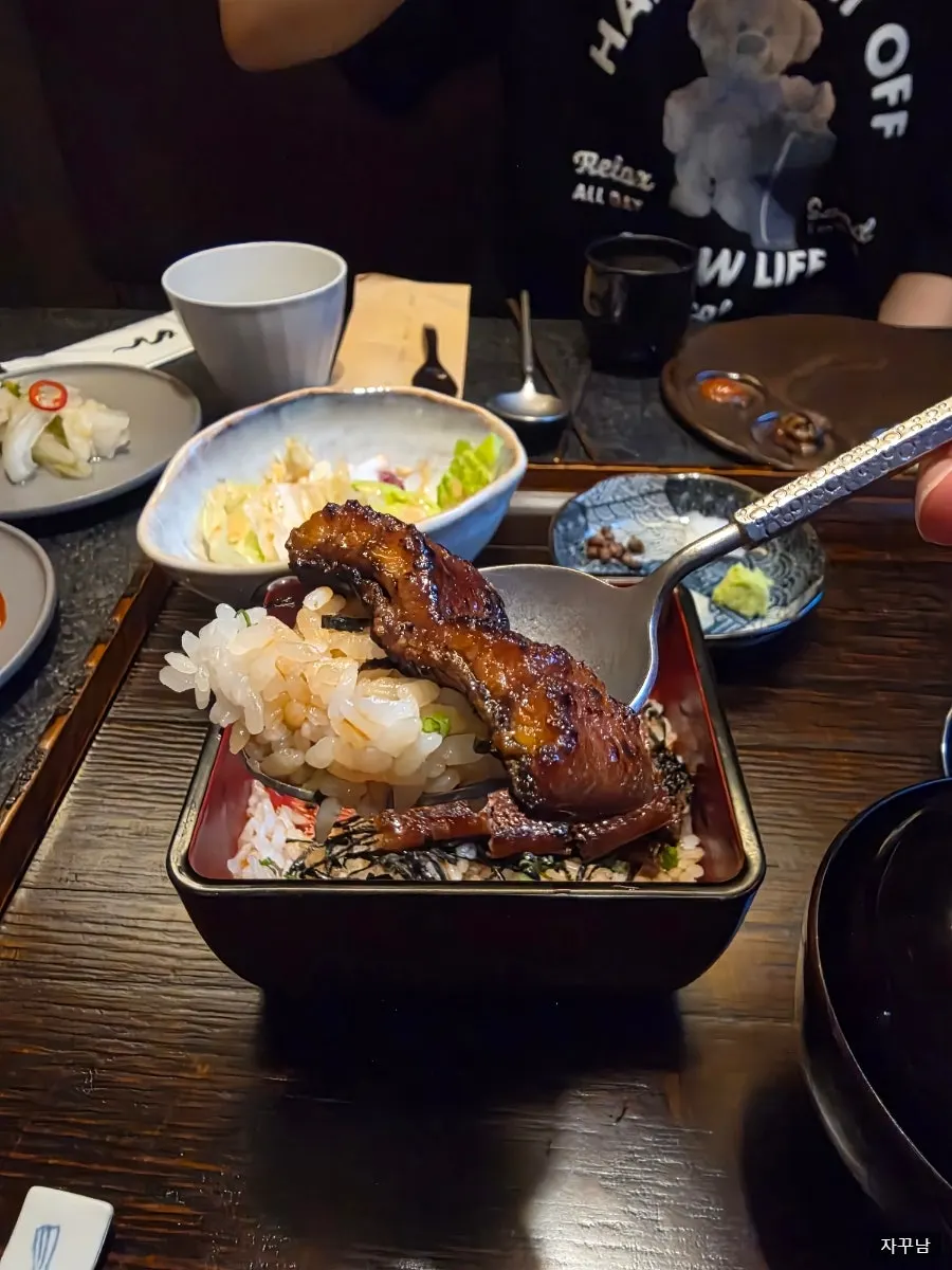 장어덮밥과 함께 나온 계란찜과 샐러드