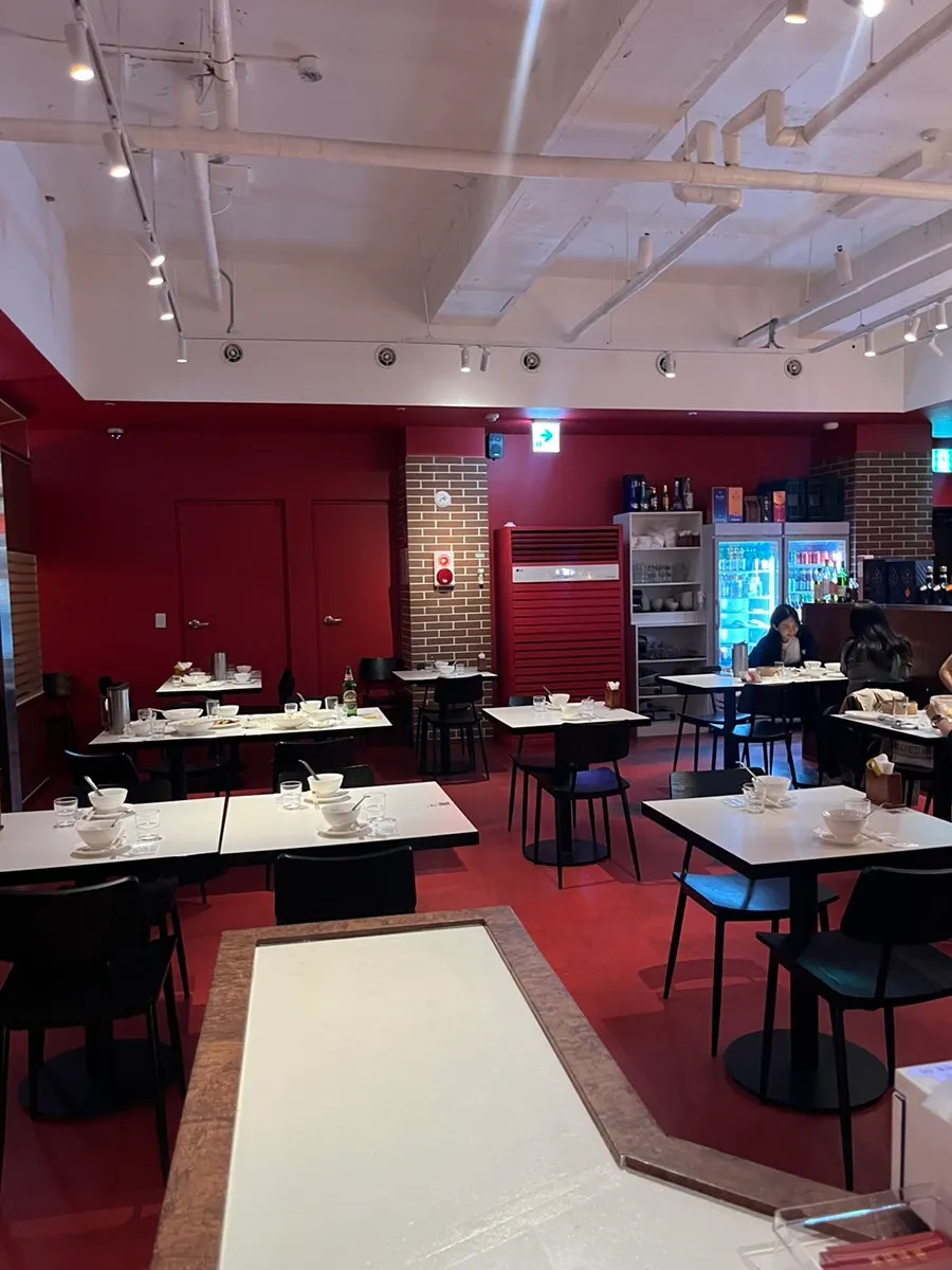View of table seating at Mirim Yangjang Seolleung Branch