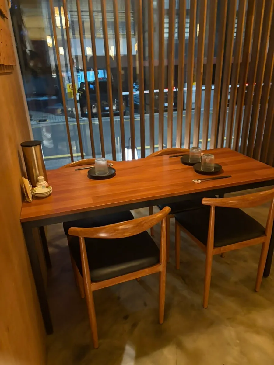 사카이 실내 한옥 창살과 노란 벽 인테리어