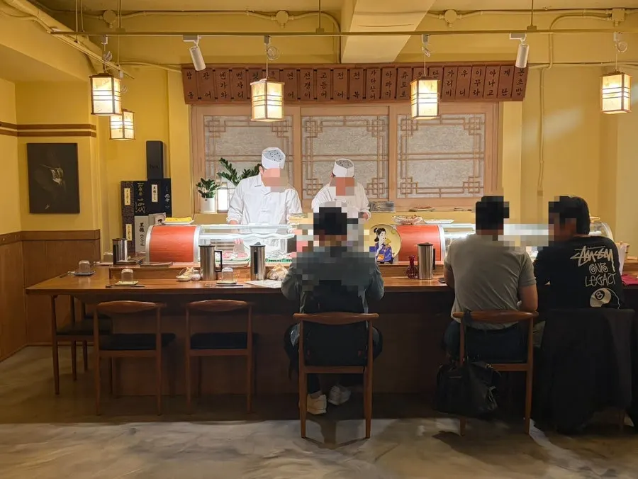 창가 테이블석이 있는 사카이 매장 전경