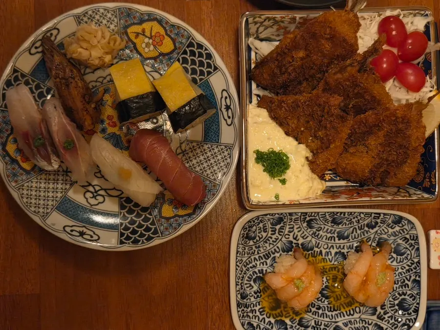 생맥주와 미소시루가 놓인 다찌석 상차림