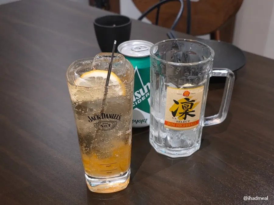 모미지 선릉점 밑반찬이 놓인 테이블