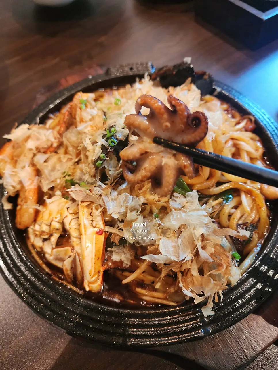 해물이 들어간 야끼우동 한 접시