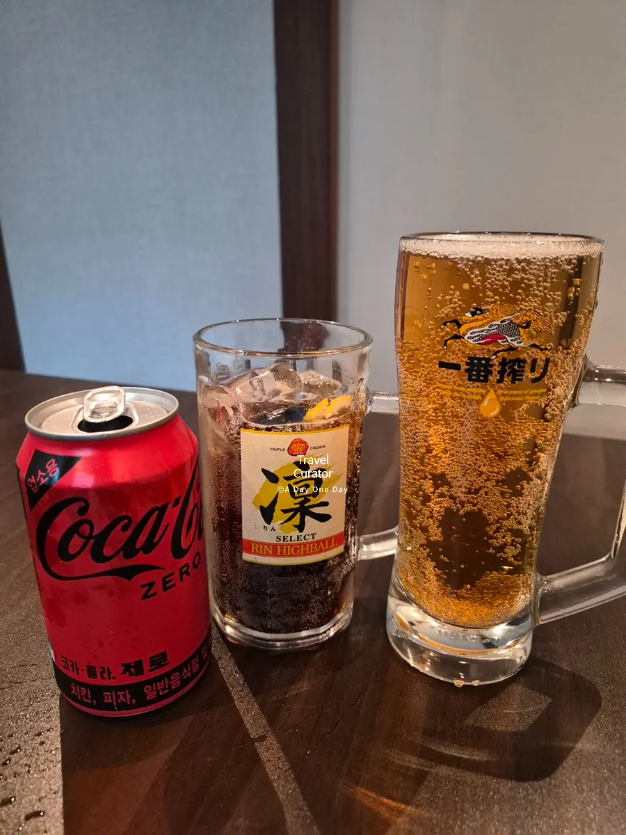 Table with non-alcoholic beer and zero-sugar cola