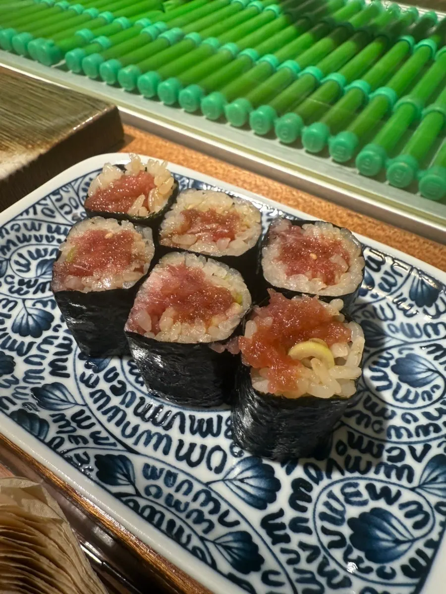 A plate of negitoro hosomaki