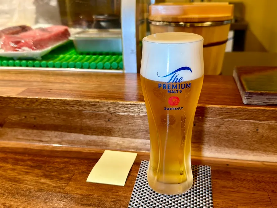 생맥주와 스시를 함께 놓은 테이블