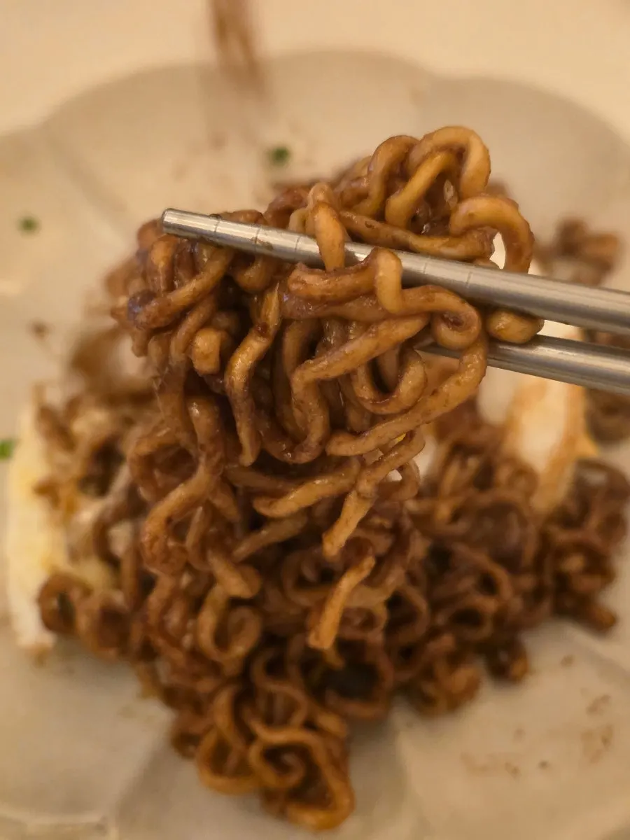 Jjagyechi dengan telur dan keju