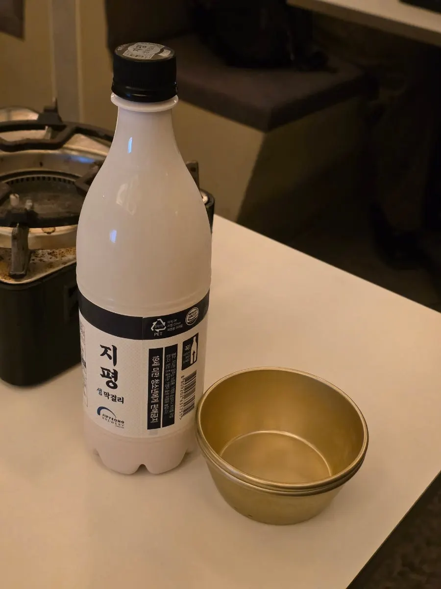 Suasana menikmati anju Korea dan minuman