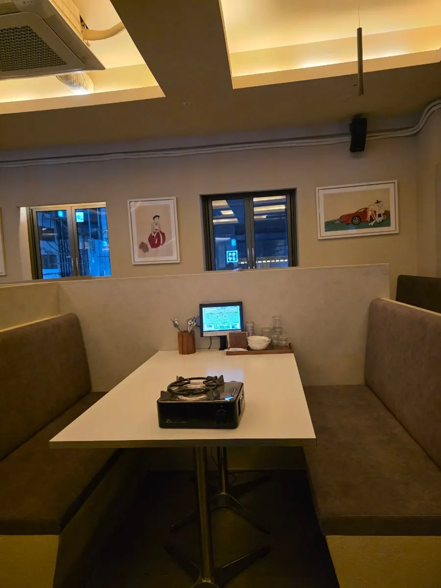 Ruang bar dengan meja yang dipisahkan